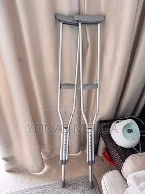 Photo - Bilateral Crutches黏惨underarm Crutches全腐adjust Crutches in Height
