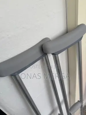 Under Arm Crutches樗~Assists in Walking for Patients With Leg Injuries