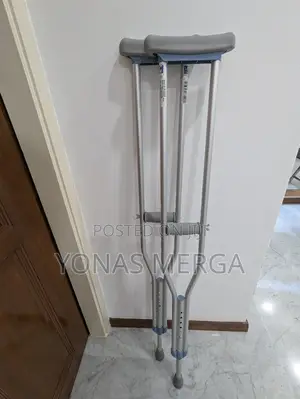 Photo - Under Arm Crutches樗~Assists in Walking for Patients With Leg Injuries