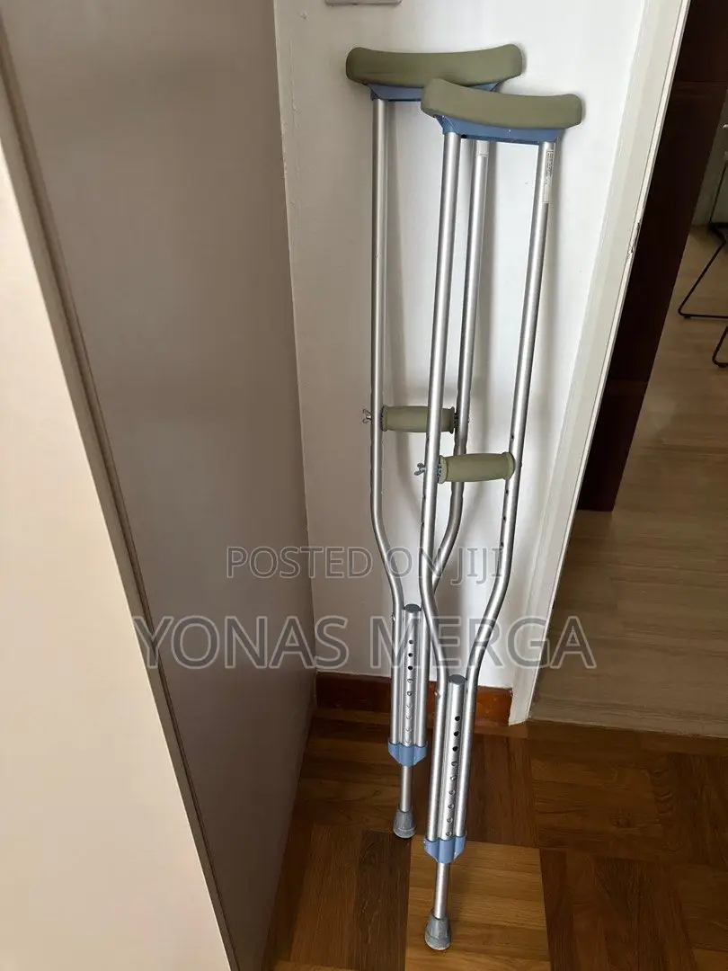 Under Arm Crutches龟凸properties Adjustable Height, Non-Slip Rubber Tips