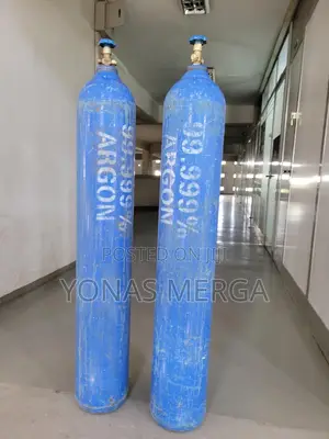 Photo - Medical Oxygen Cylinder With Medical Regulator熵豁oxygen Cylinder Mold