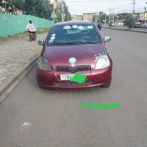 Photo - Toyota Vitz 1.0 FWD 5dr 2000 Red