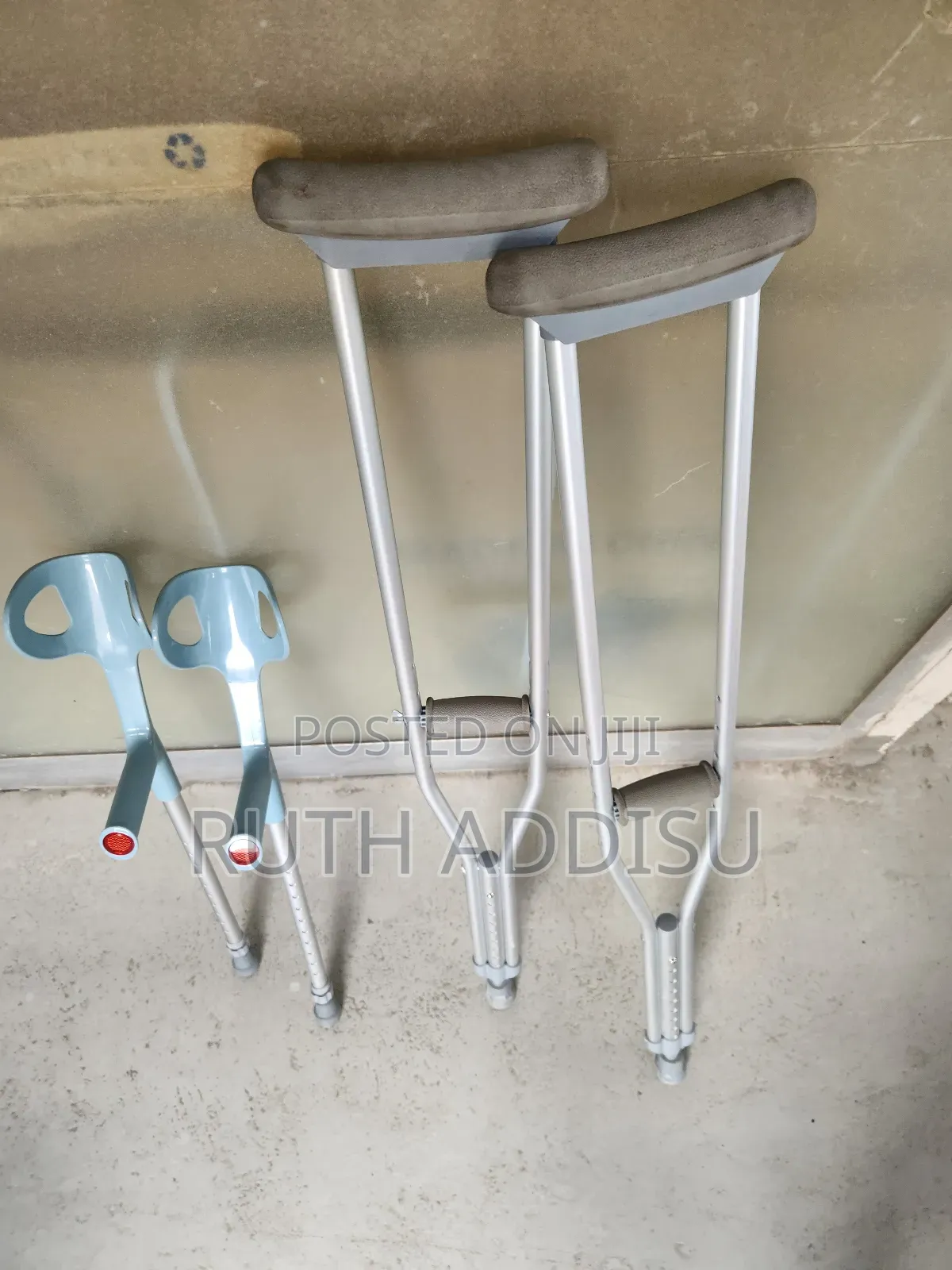 Axillary and Elbow Crutches寄送brand New Crutches孓你crutches三個crutches