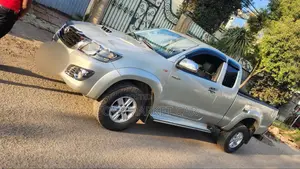Photo - Toyota Hilux 3.0 D-4D 4x4 2012 Gold