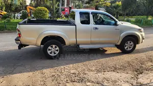 Toyota Hilux 3.0 D-4D 4x4 2012 Gold