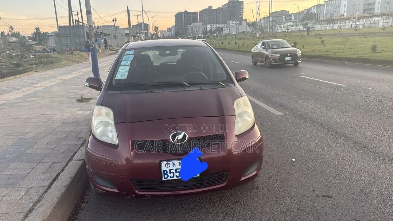 Toyota Yaris Base Hatchback 5dr 2010 Burgundy