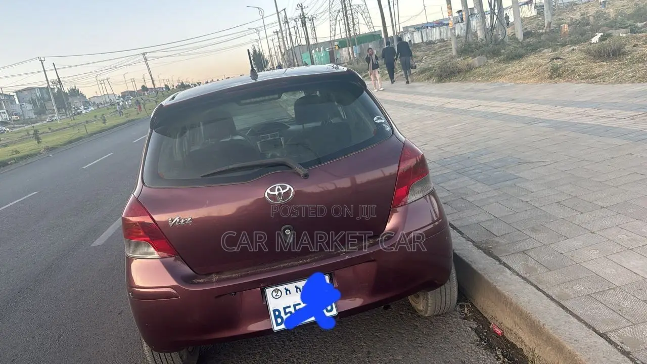 Toyota Yaris Base Hatchback 5dr 2010 Burgundy