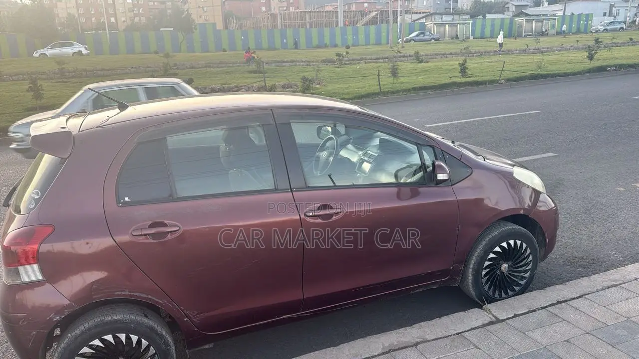 Toyota Yaris Base Hatchback 5dr 2010 Burgundy