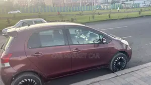 Toyota Yaris Base Hatchback 5dr 2010 Burgundy