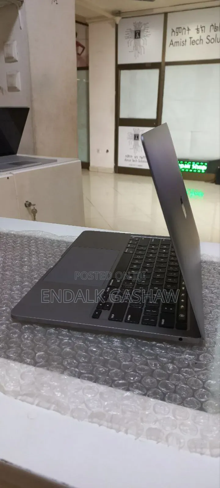 New Laptop Apple MacBook Pro 2020 M1 16GB Apple M1 SSD 256GB