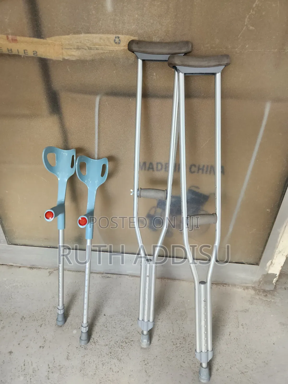 Crutches疏離axillary and Elbow Bilateral Crutches𢏺你crutches承受crutches