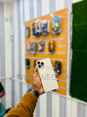 Photo - Apple iPhone 13 Pro Max 128 GB Gold