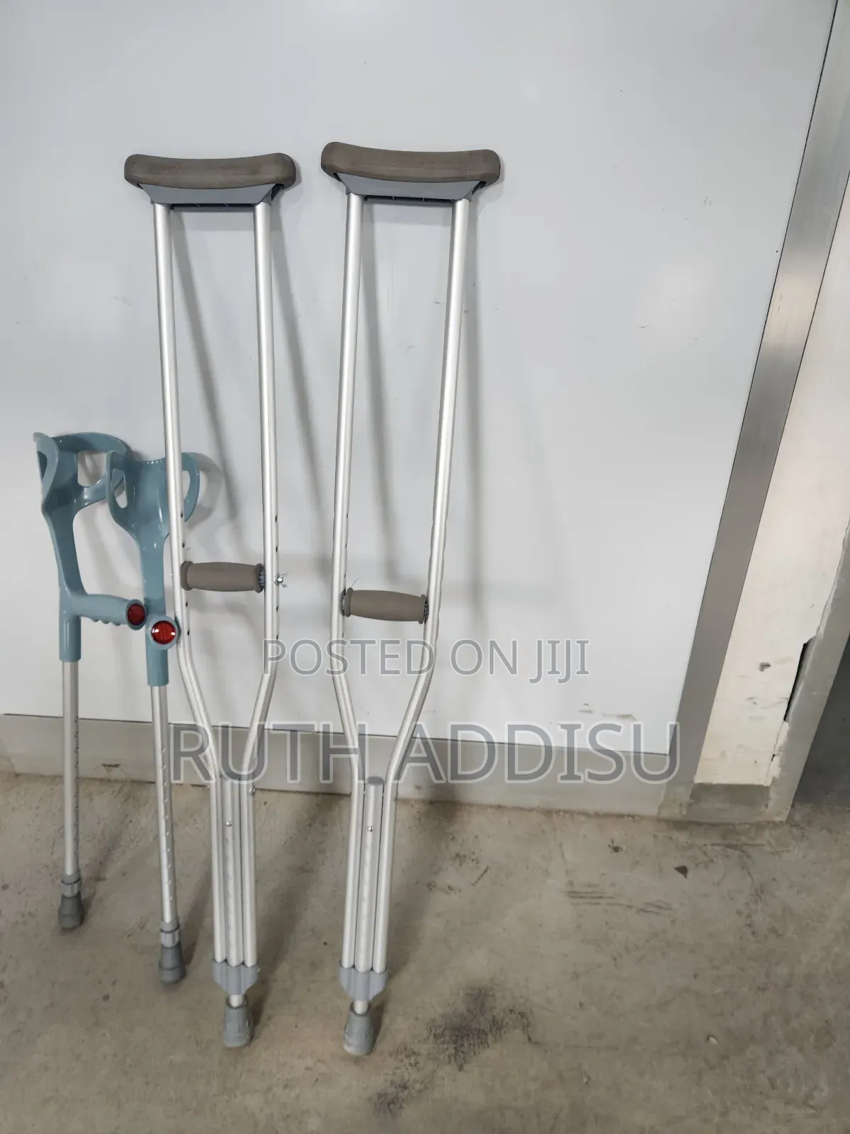 Axillary Bilateral Crutches較為axillary Crutches延誤axillary Crutches New