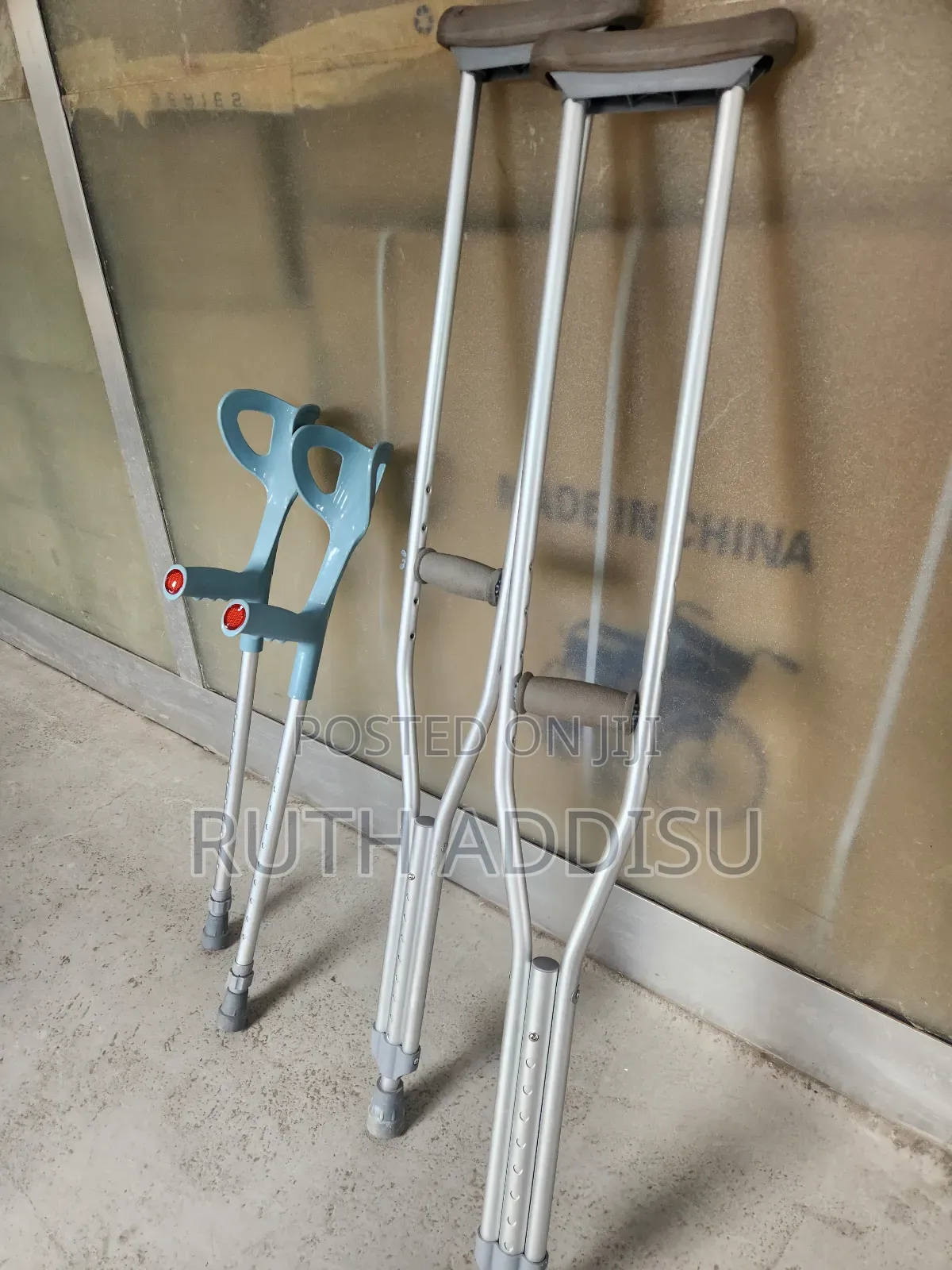 Axillary and Elbow Crutches輕鬆axillary Bilateral Crutches