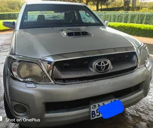 Photo - Toyota Hilux 2010 Silver