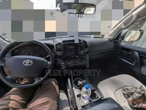 Toyota Land Cruiser 2011 White