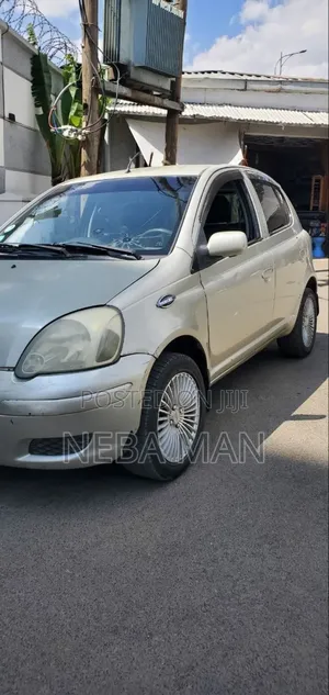 Photo - Toyota Vitz 2002 Gold