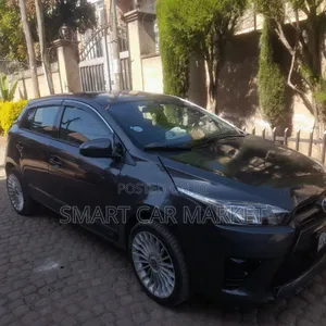 Photo - Toyota Yaris 2014 Burgundy