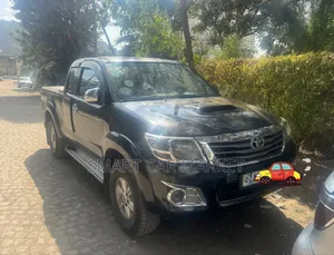 Photo - Toyota Hilux 2012 Black