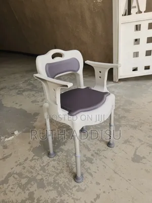 Photo - Commode Chair輕巧commodechair奔向toilet Commode孚你poty Chair