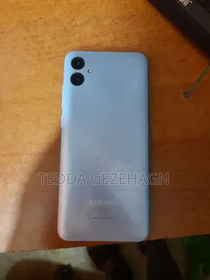 Photo - Samsung Galaxy A04e 32 GB Blue