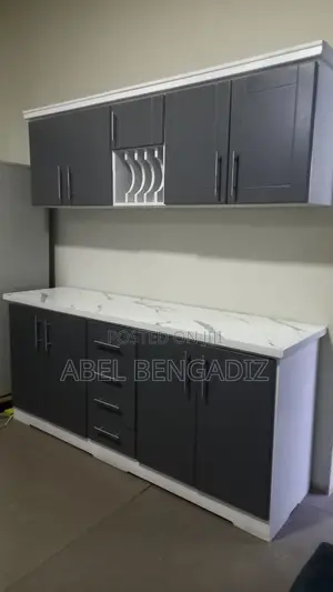 ዘመናዊ የሆኑ ጥራታቸውን የጠበቁ ተሰቃይ የሆኑ ኪችን ካቢኔቶች