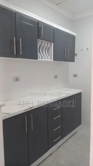 ዘመናዊ የሆኑ ጥራታቸውን የጠበቁ ተሰቃይ የሆኑ ኪችን ካቢኔቶች