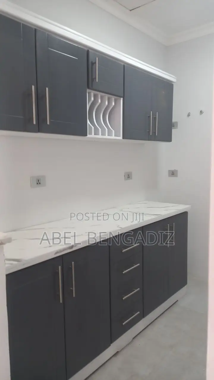 ዘመናዊ የሆኑ ጥራታቸውን የጠበቁ ተሰቃይ የሆኑ ኪችን ካቢኔቶች