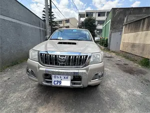 Photo - Toyota Hilux 3.0 D-4D 4x4 2014 Gold