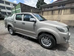 Toyota Hilux 3.0 D-4D 4x4 2014 Gold