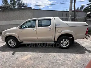 Toyota Hilux 3.0 D-4D 4x4 2014 Gold