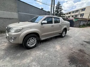 Toyota Hilux 3.0 D-4D 4x4 2014 Gold