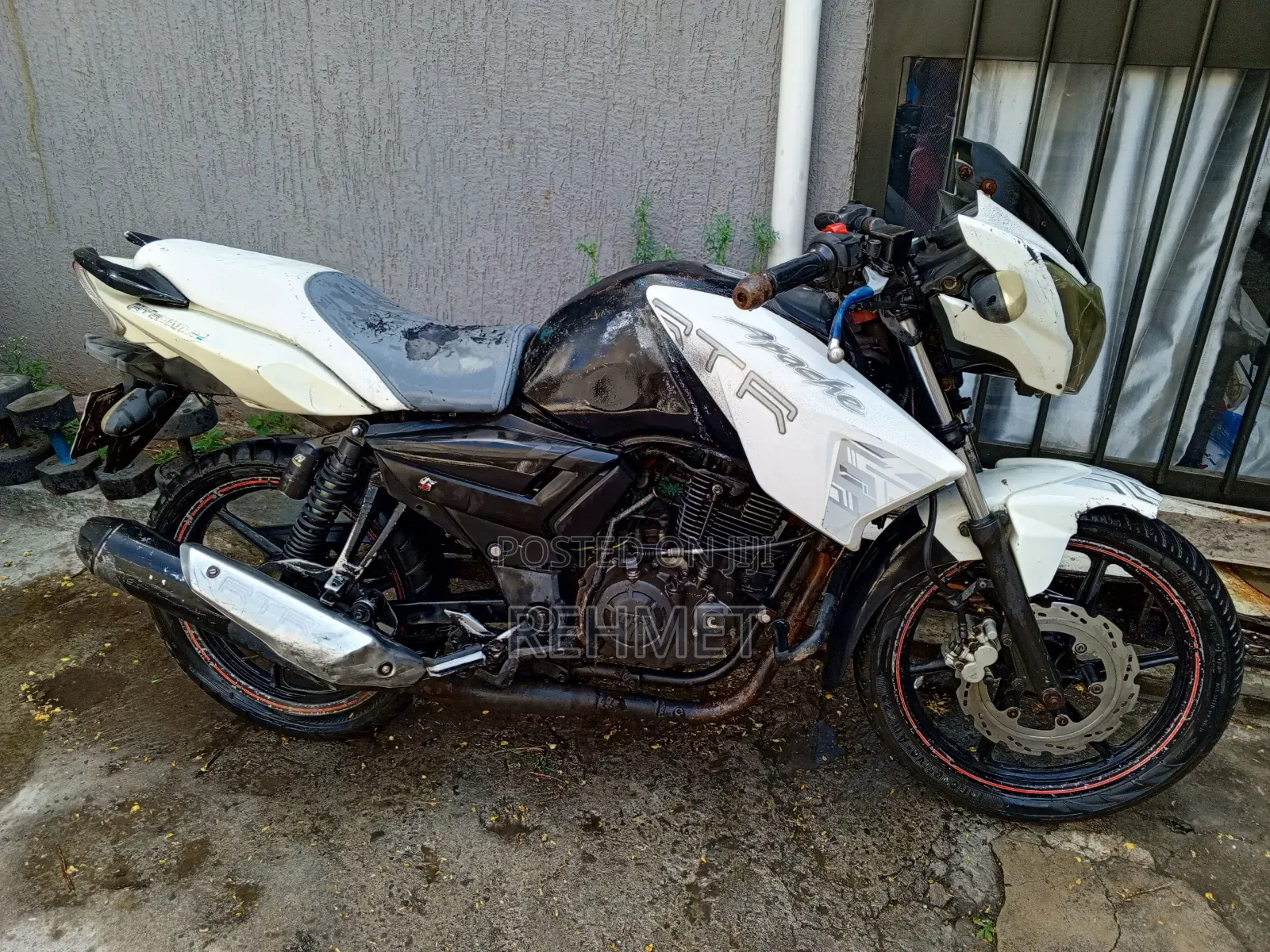 TVS Apache 180 RTR 2016 Black