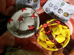 ከባለፈው ለአለም ዋንጫ ከተዘጋጁት ኳሶች የተገኘ ነው። Football Made for Earlier World Cu