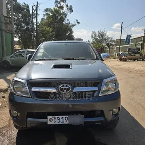 Photo - Toyota Hilux 2006 Black