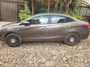 Photo - Toyota Yaris 2020 Gray