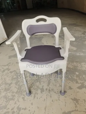 Photo - Commode Chair腔裏toilet Chair軟弱commode Chair廟會commode Chair煞白toilet Chai