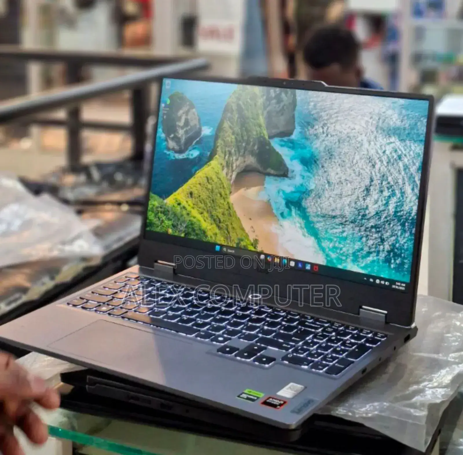 New Laptop Lenovo LOQ 15IRH8 16GB AMD Ryzen 7 SSD 1T