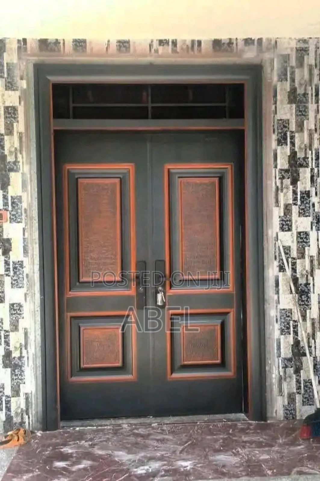 Victor-D-O-O-R-S በር