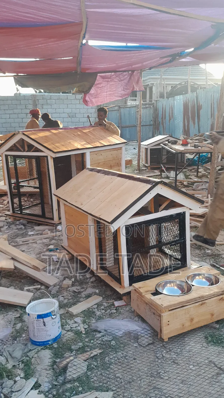 በእንጨት የሚሰሩ ማራኪ የውሻ ቤቶች