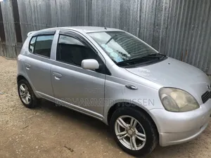 Photo - Toyota Vitz 2000 Silver