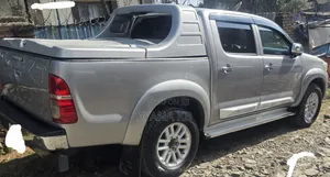 Photo - Toyota Hilux 2016 Gray