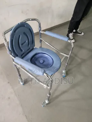 Photo - Four Wheels Commode Wheelchair煞白wheelchair麗天wheelchair曱月wheelchair New