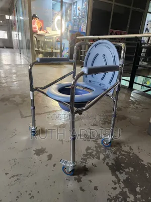 Photo - Commode Four Wheels Chair九龍commode Chair丙酮toilet Wheelchair Medical