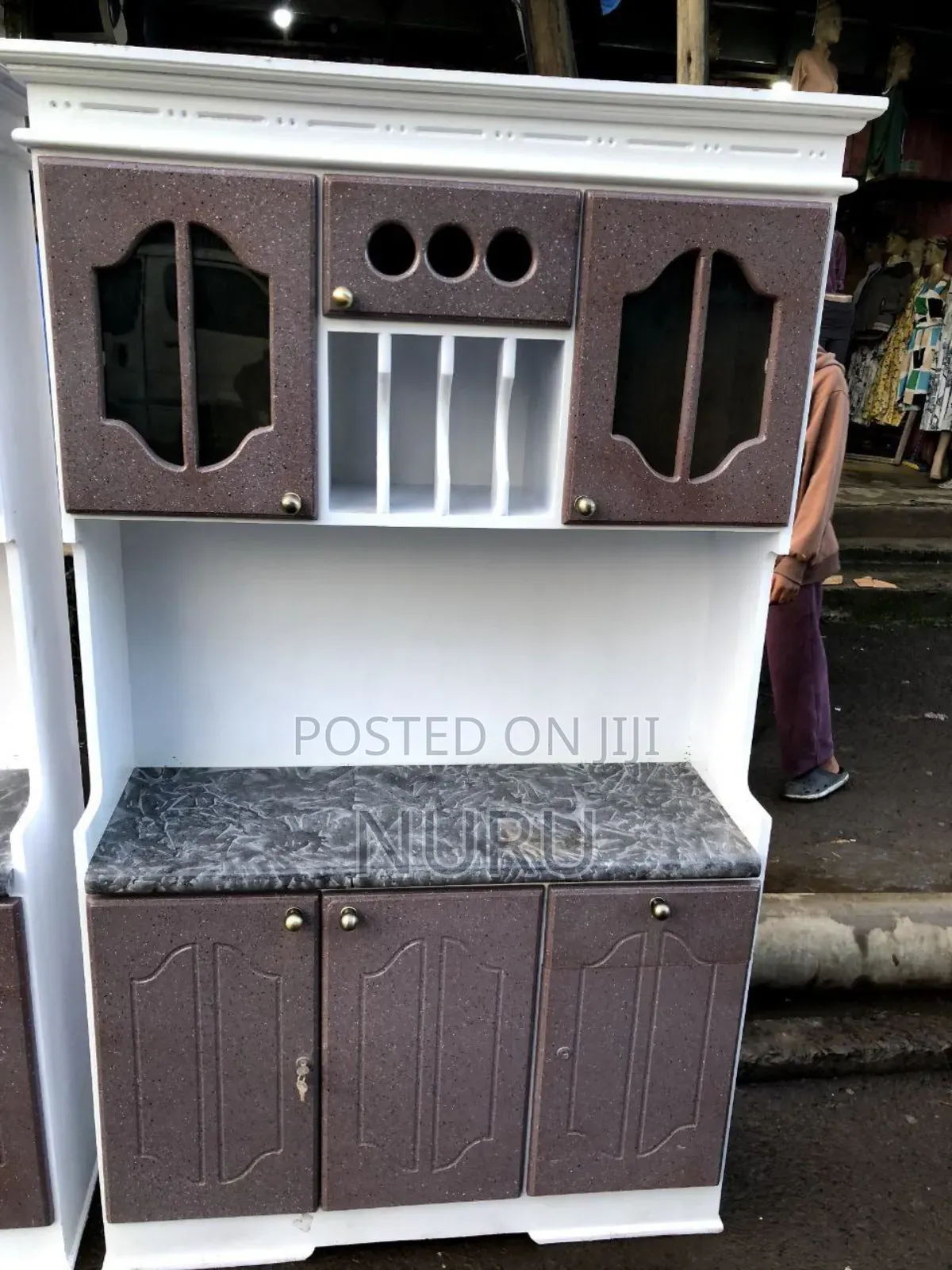 ኪችን ካቢኔት በአንድ ሜትር ከሀያ