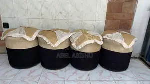 ሙሉ ሶፋ ከጠረጴዛ ጋር