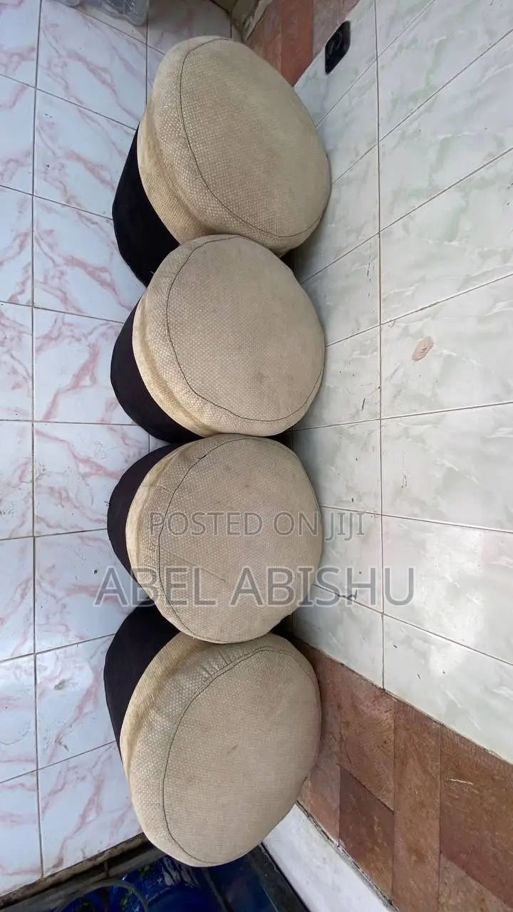 ሙሉ ሶፋ ከጠረጴዛ ጋር