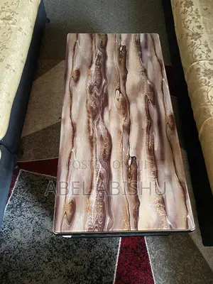 ሙሉ ሶፋ ከጠረጴዛ ጋር