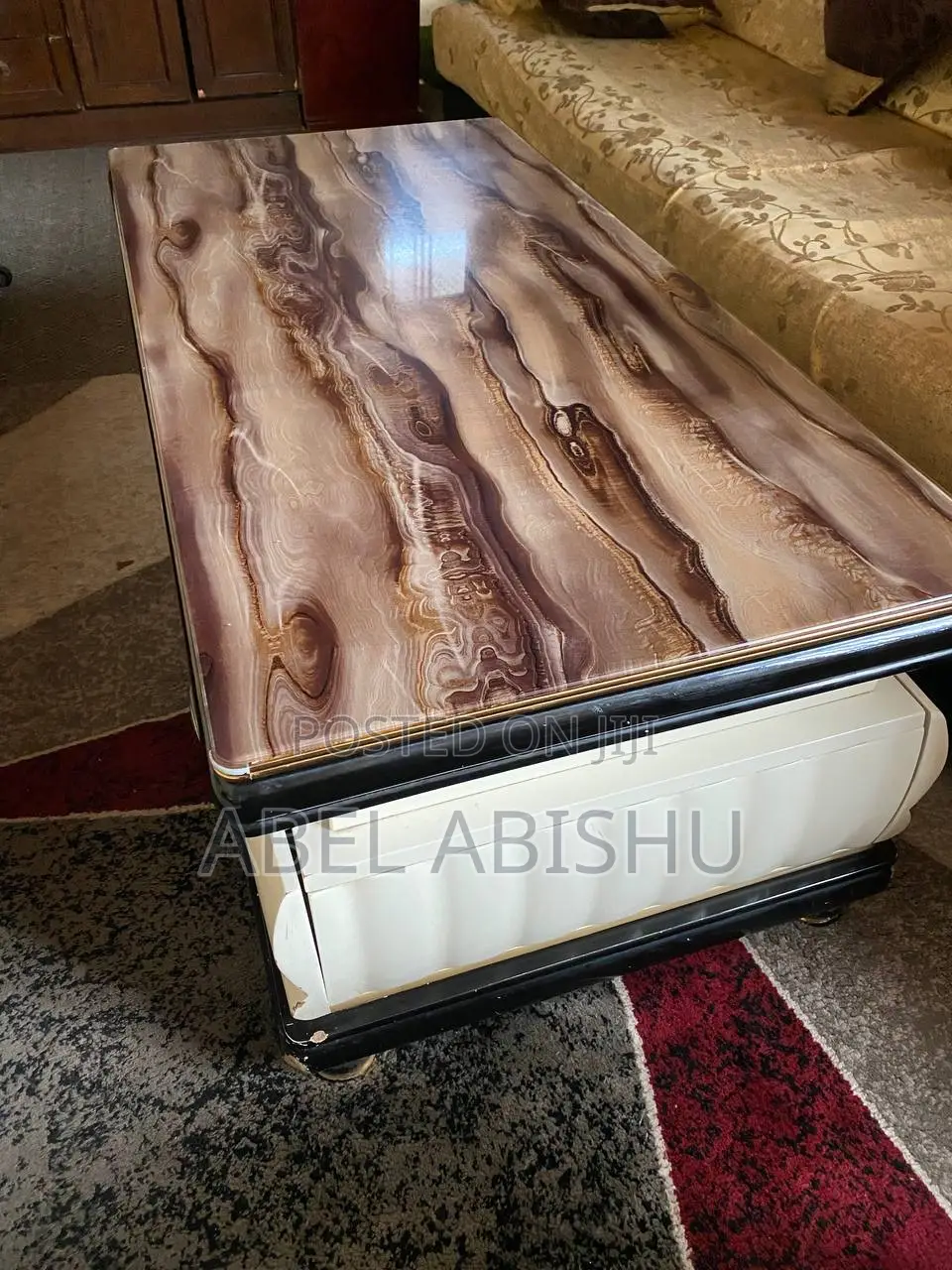 ሙሉ ሶፋ ከጠረጴዛ ጋር