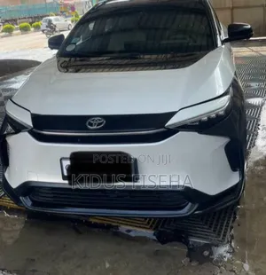 Photo - New Toyota bZ4X 71.4 kWh AWD 2023 White